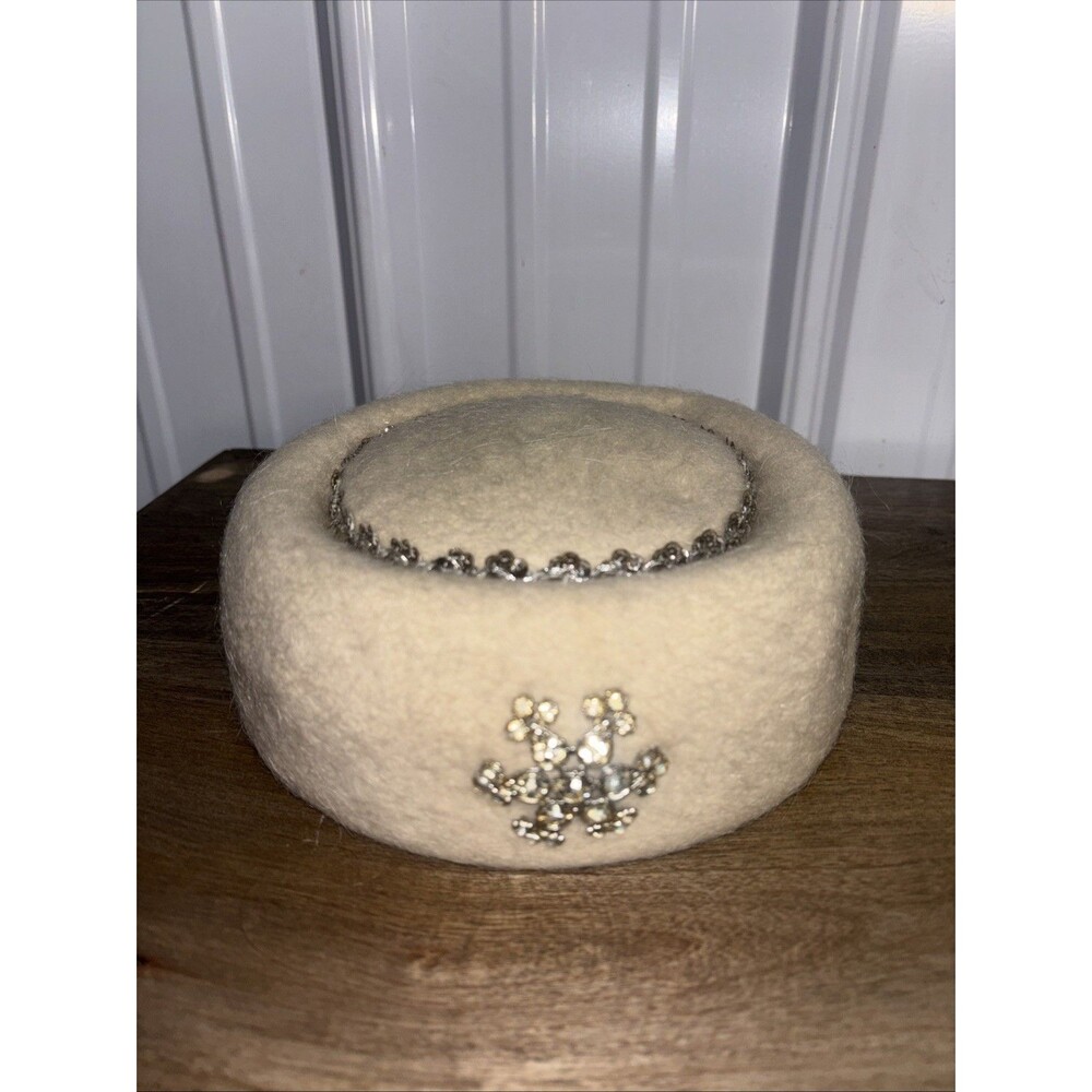 1950’s Womens White Wool Pillbox Hat by Shirley Ann Creations